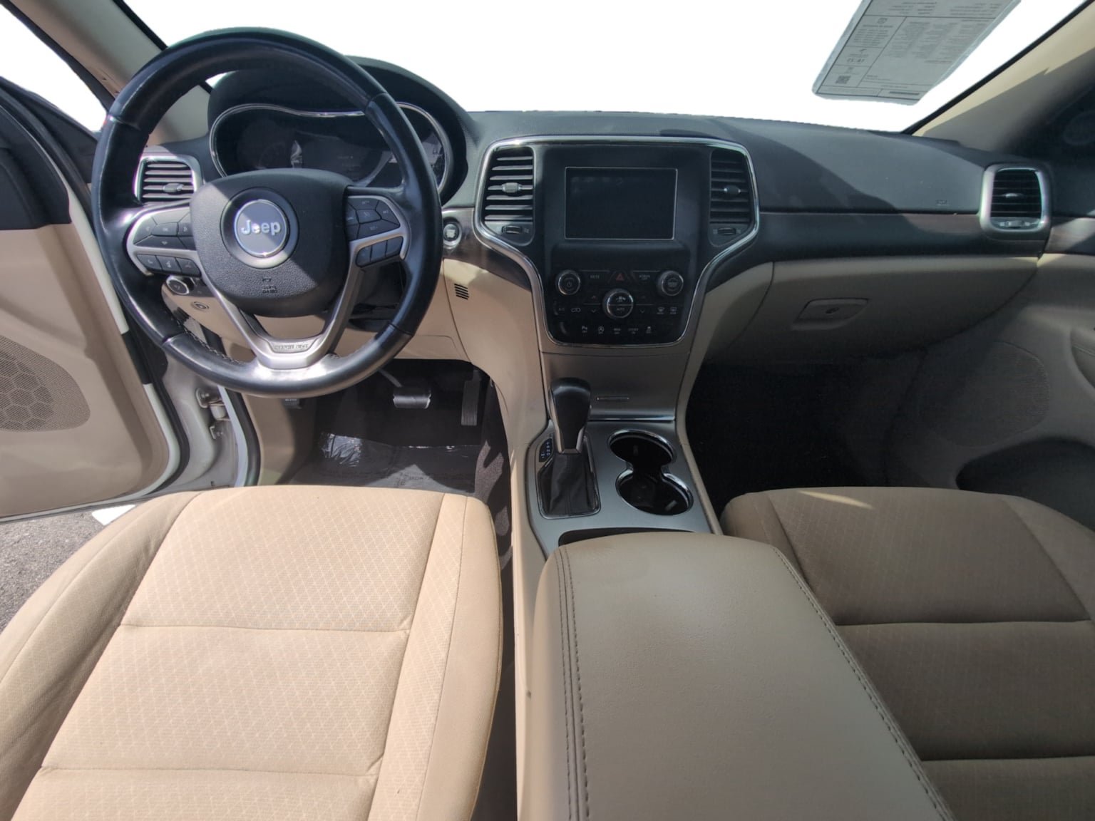 Used 2018 Jeep Grand Cherokee Laredo AWD/4WD image 12