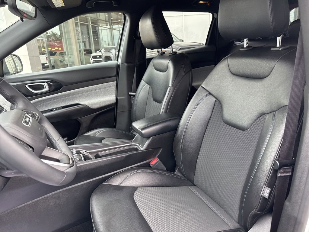 Used 2025 Jeep Compass Latitude image 14