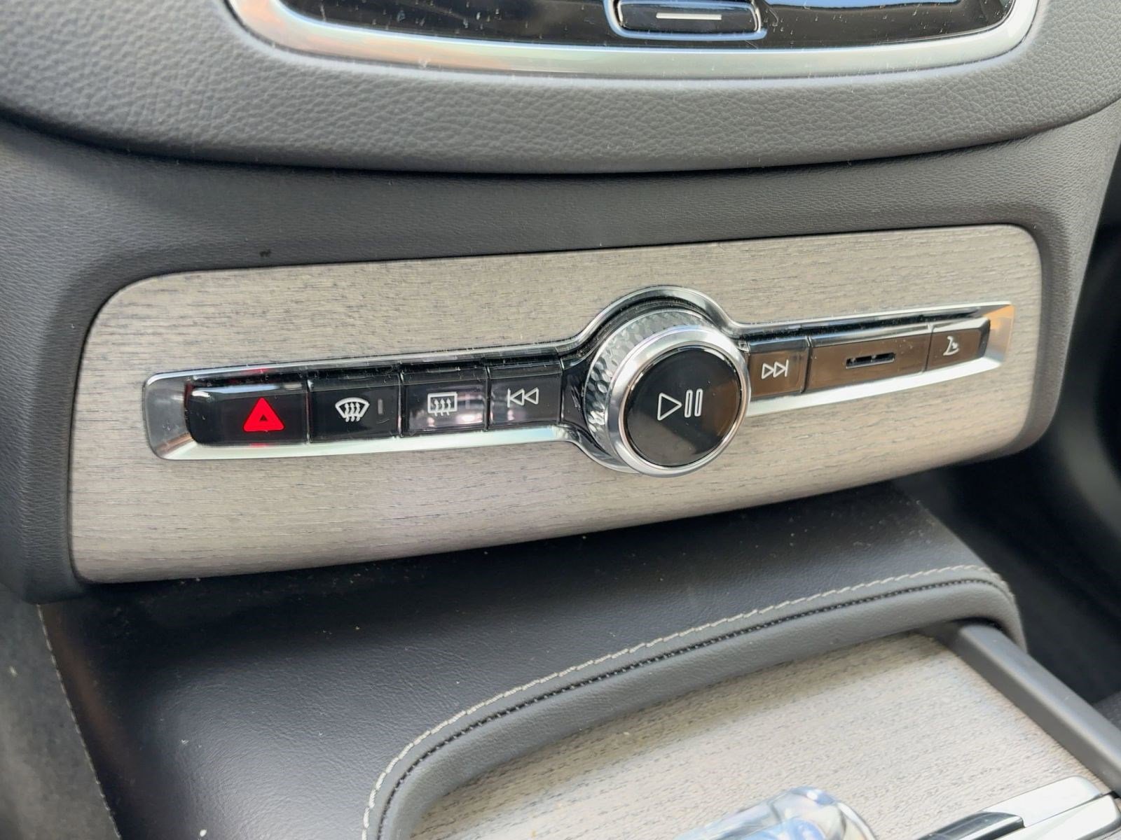 Certified 2024 Volvo XC90 T8 Ultimate w/ Protection Package Premier image 17