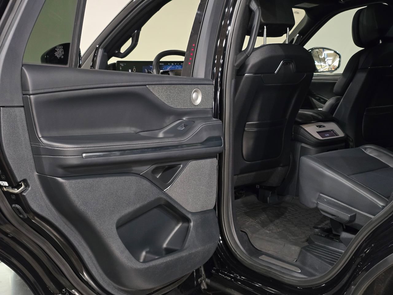 New 2025 Lincoln Navigator Reserve w/ Jet Appearance Package image 36