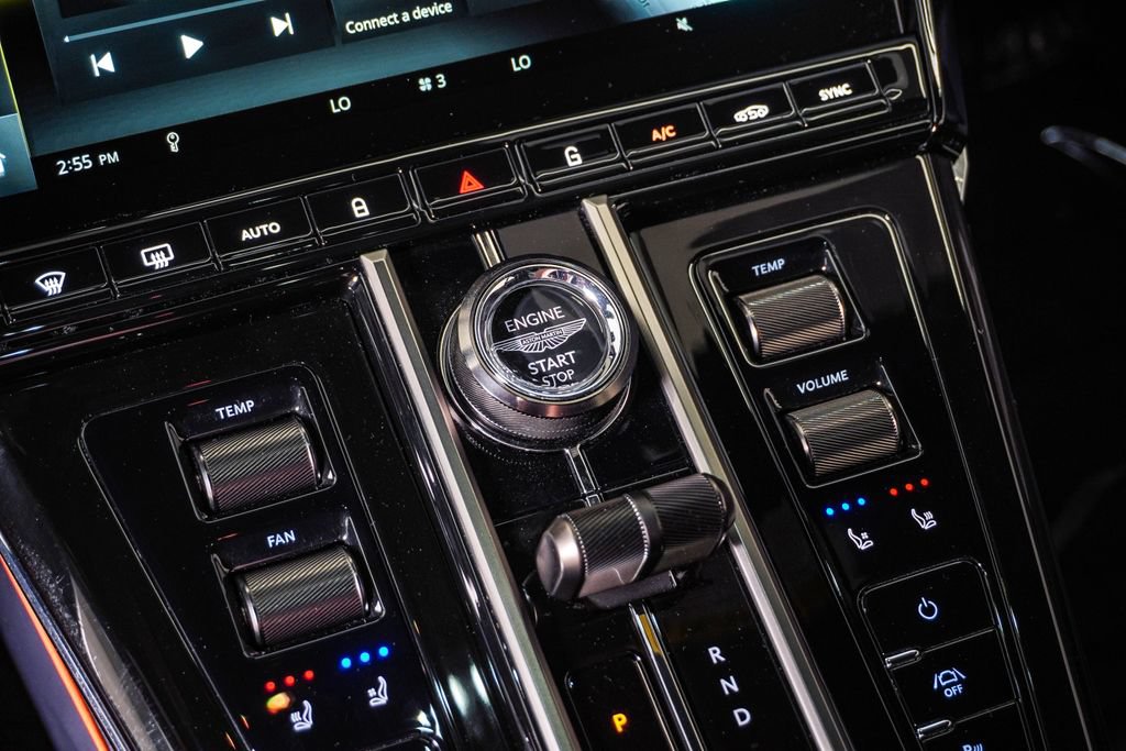Used 2026 Aston Martin V8 Vantage Coupe RWD image 30