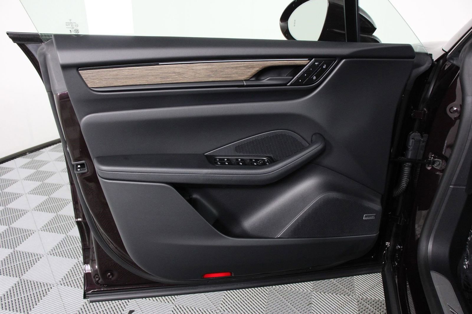 Certified 2025 Porsche Macan Electric RWD image 20