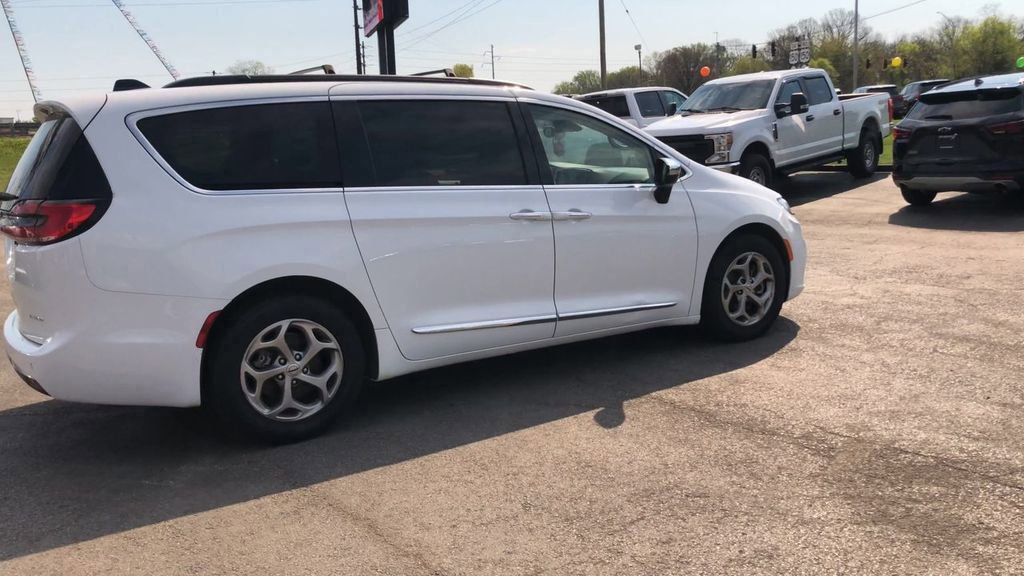 Used 2023 Chrysler Pacifica Limited FWD image 8