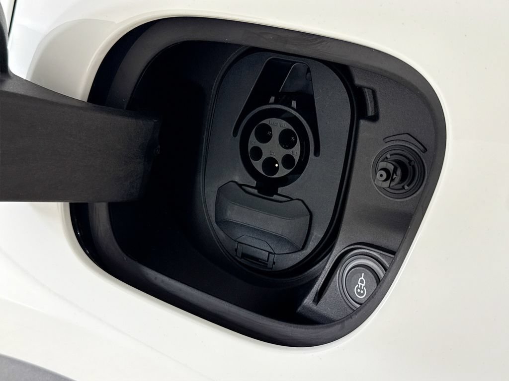 Certified 2025 Porsche Macan Electric RWD image 31