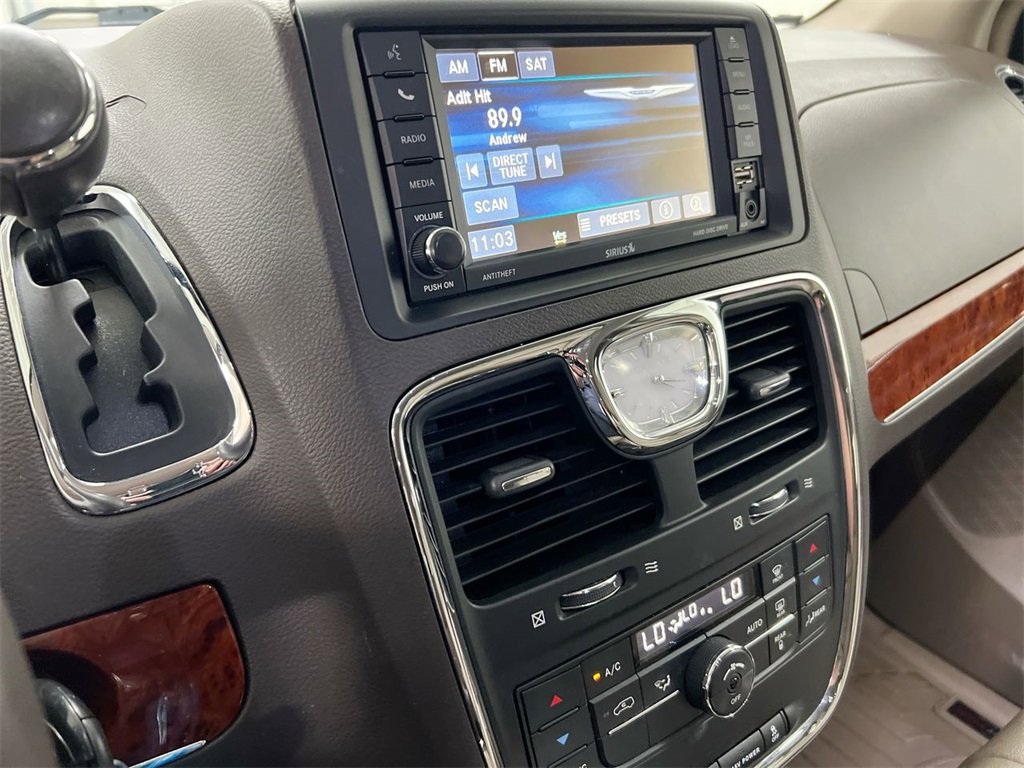 Used 2016 Chrysler Town & Country Touring image 13