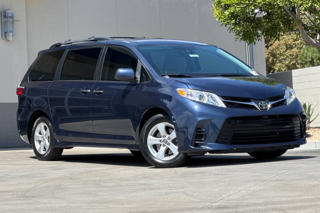 Used 2020 Toyota Sienna LE w/ LE Preferred Package FWD image 2