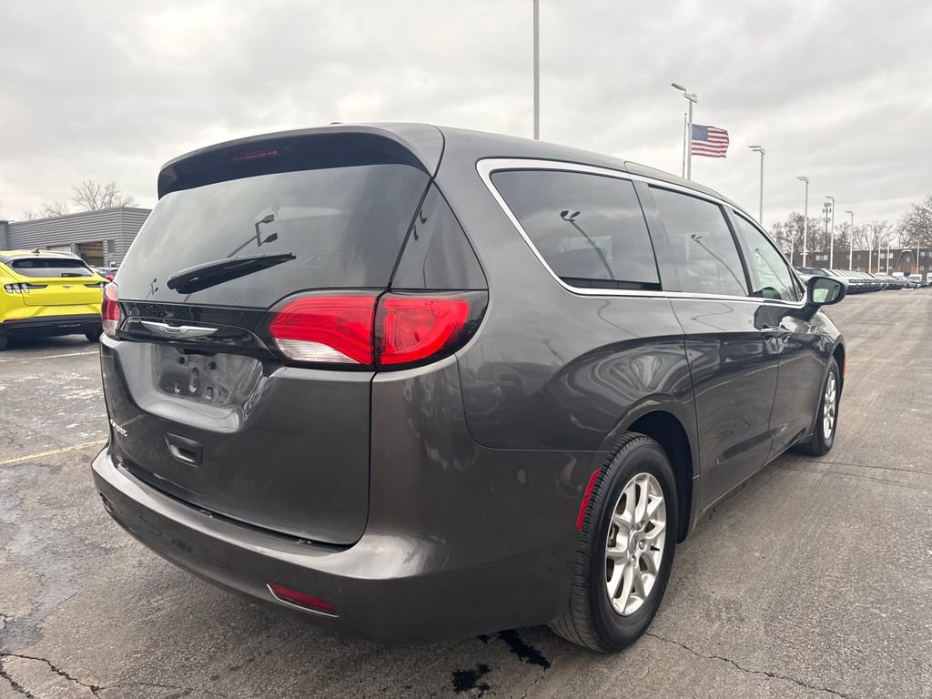Used 2023 Chrysler Voyager LX FWD image 7