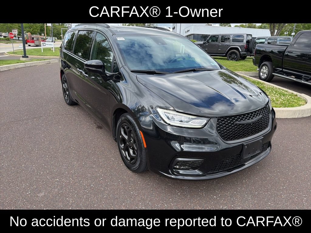 Used 2024 Chrysler Pacifica Premium FWD image 2