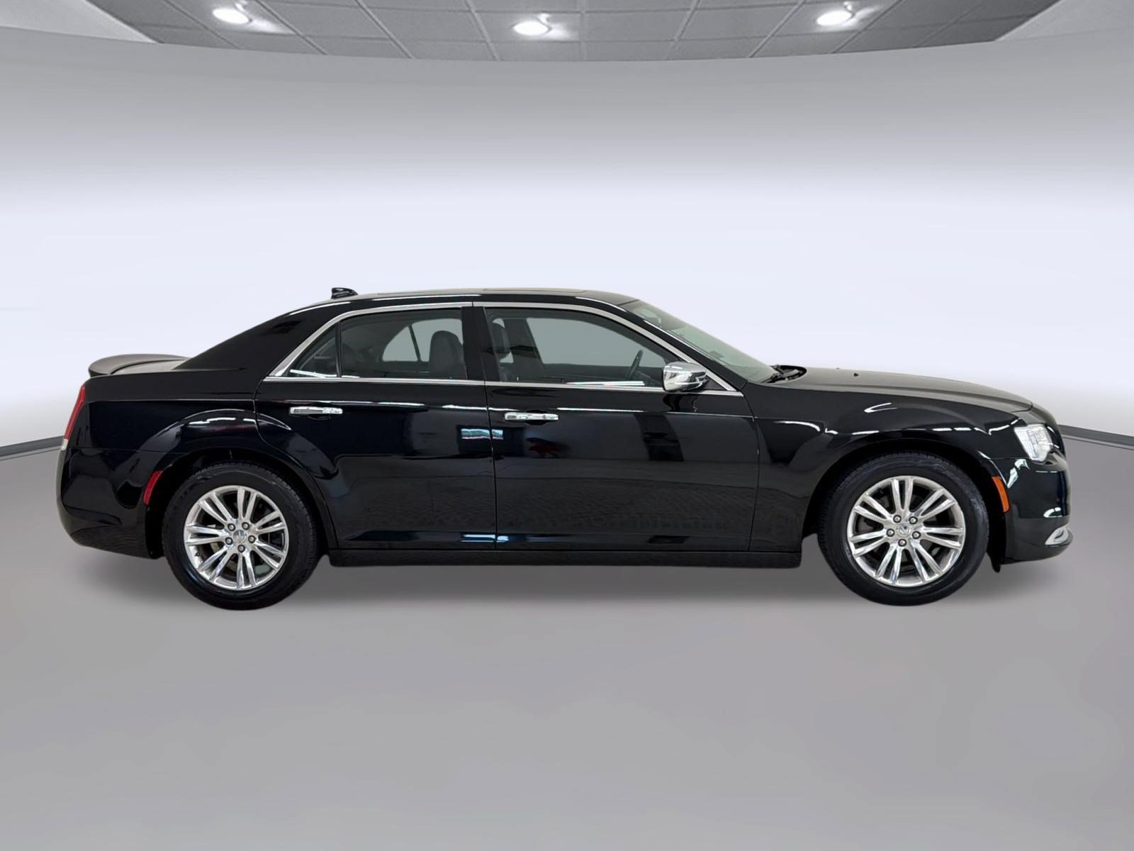 Used 2017 Chrysler 300 C RWD image 8