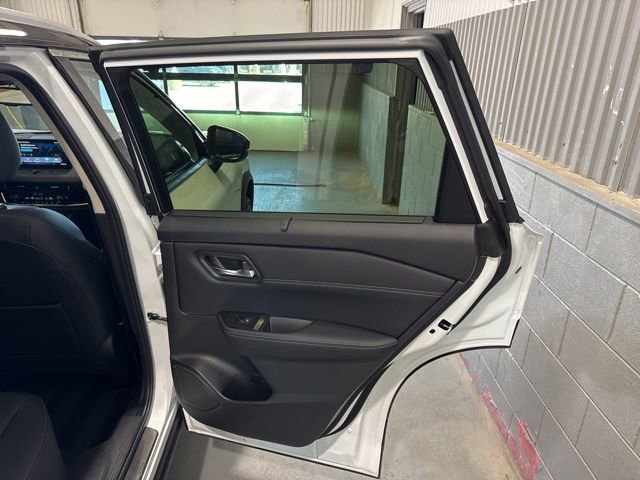 Used 2025 Nissan Rogue SL w/ SL Premium Package AWD/4WD image 17