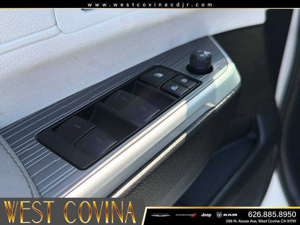 Used 2025 Toyota Sienna LE FWD image 20