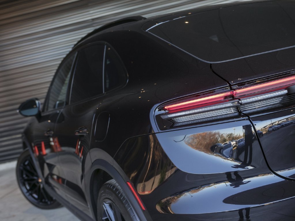 Certified 2026 Porsche Macan Electric RWD image 14
