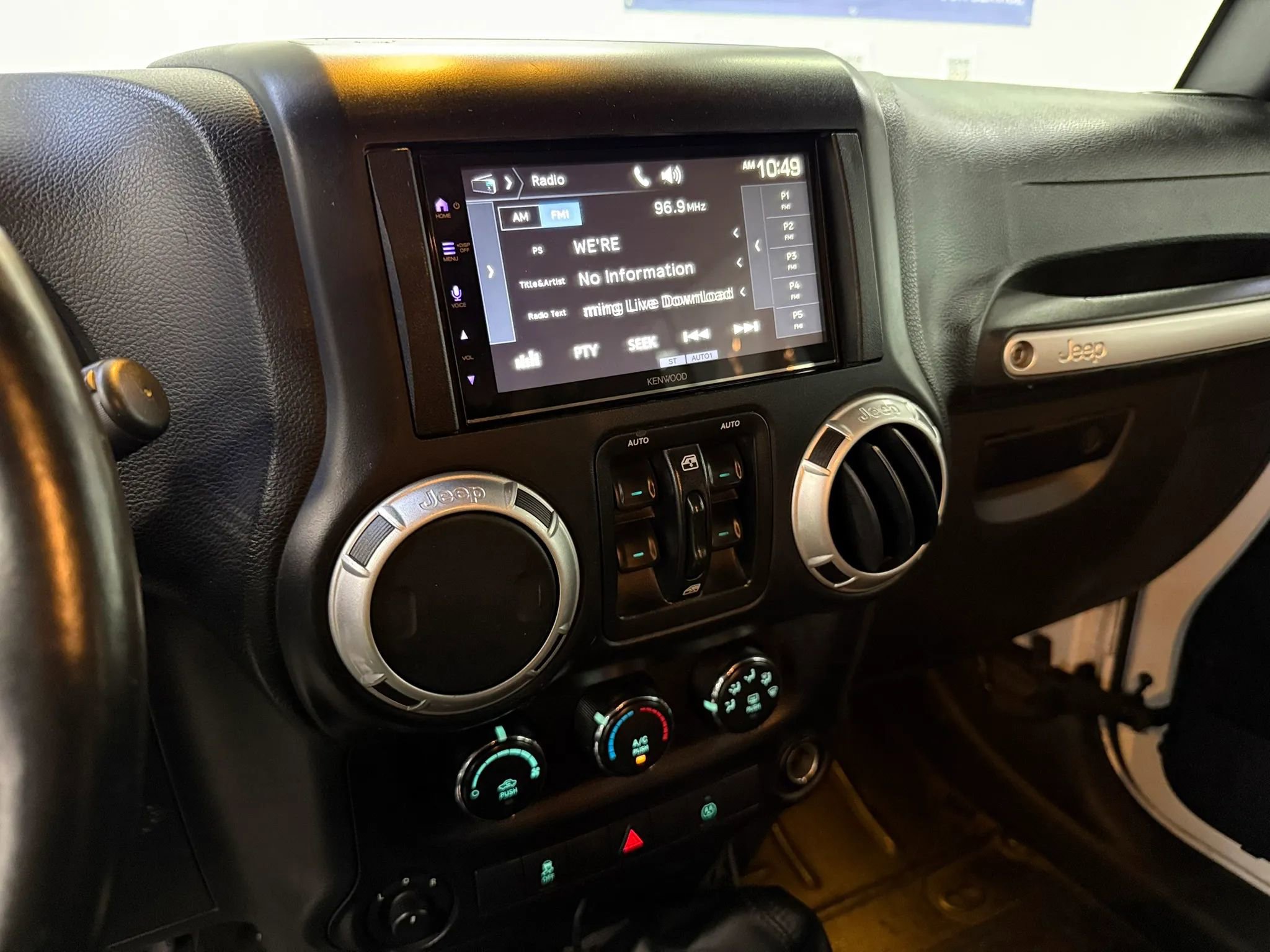 Used 2015 Jeep Wrangler Unlimited Rubicon image 25