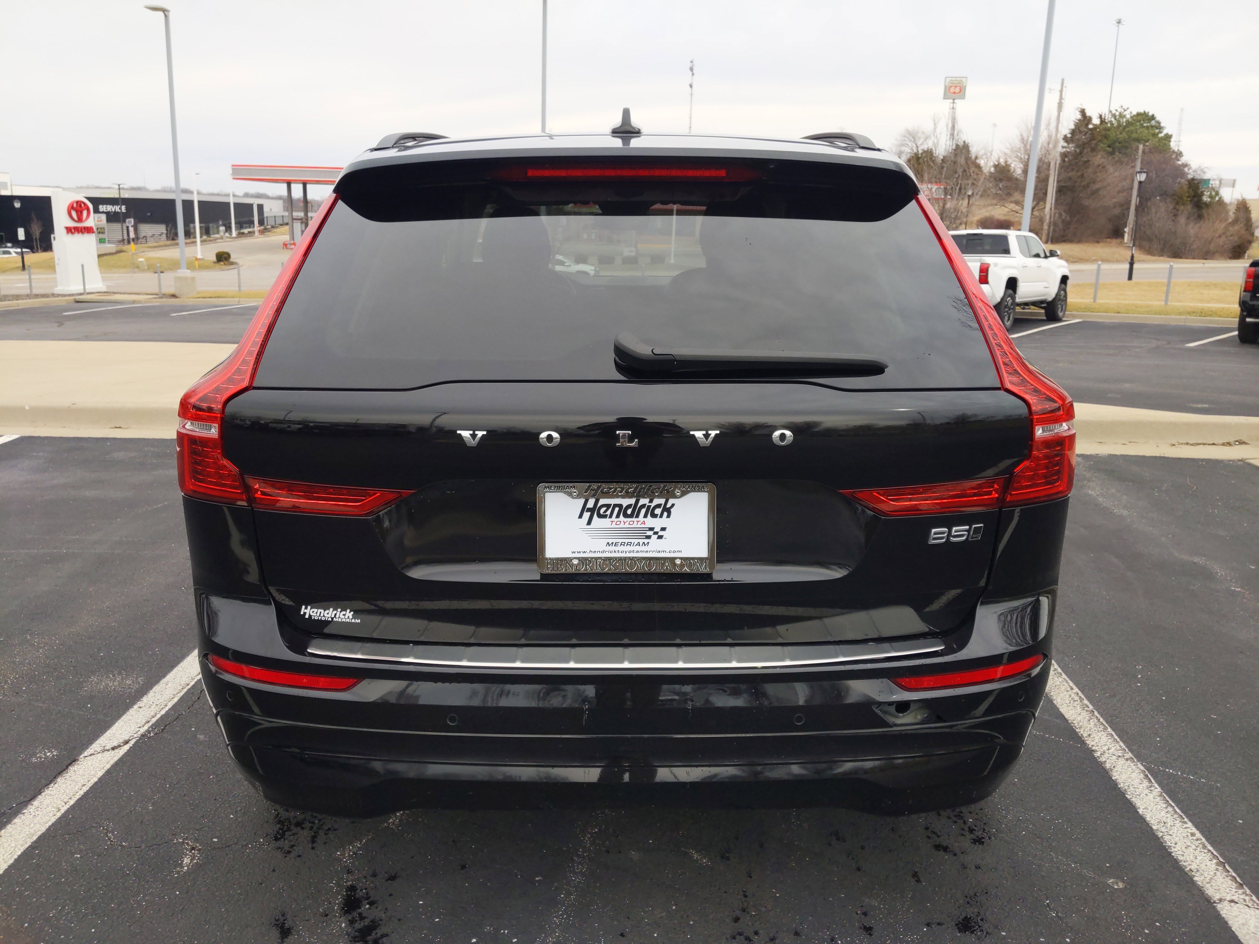 Used 2022 Volvo XC60 B5 Momentum w/ Protection Package Premier image 9