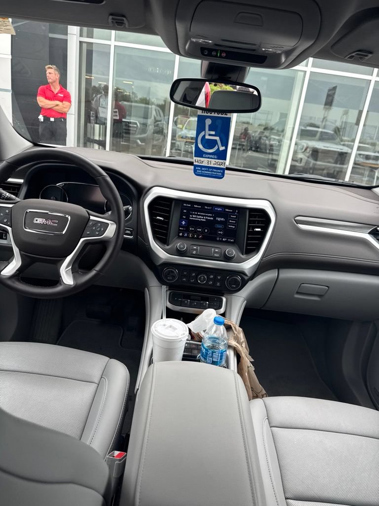 Used 2023 GMC Acadia SLT w/ Technology Package FWD image 11