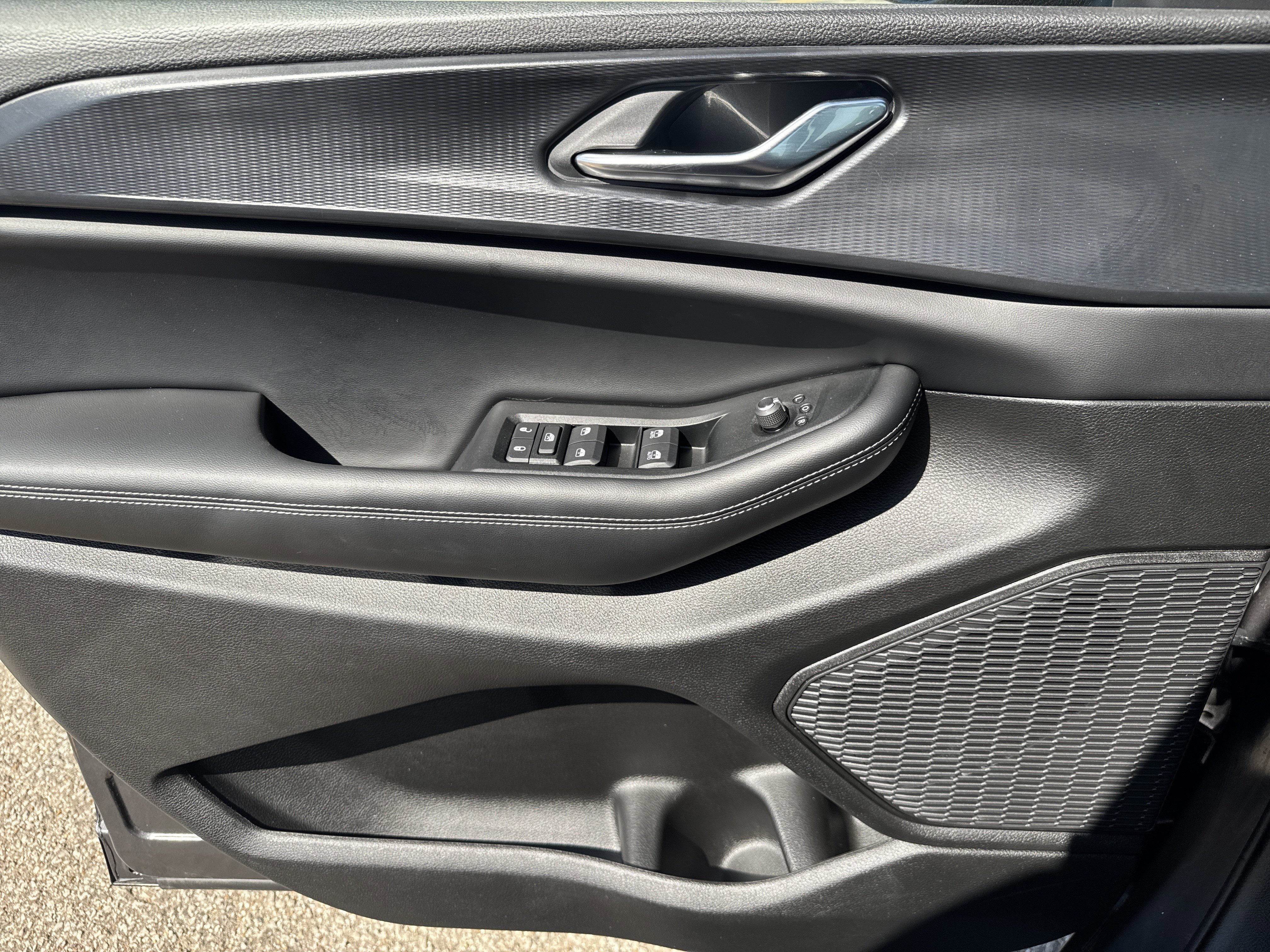 New 2025 Jeep Grand Cherokee Laredo w/ Luxury Tech Group I RWD image 9