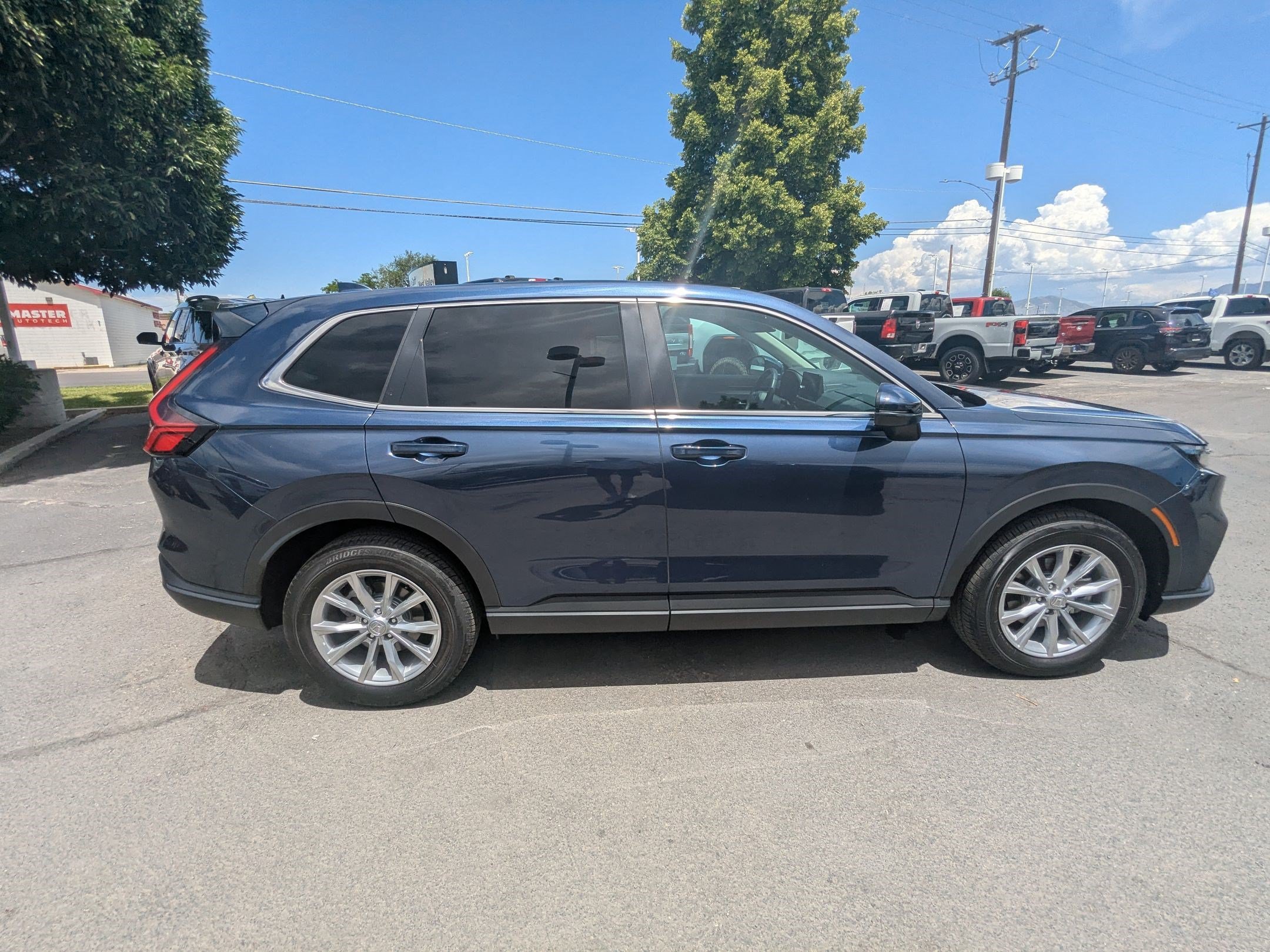 Used 2025 Honda CR-V EX-L image 2