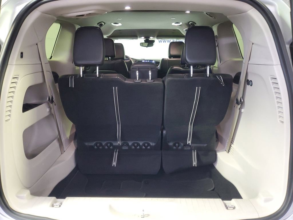 Used 2024 Chrysler Pacifica Touring-L image 11