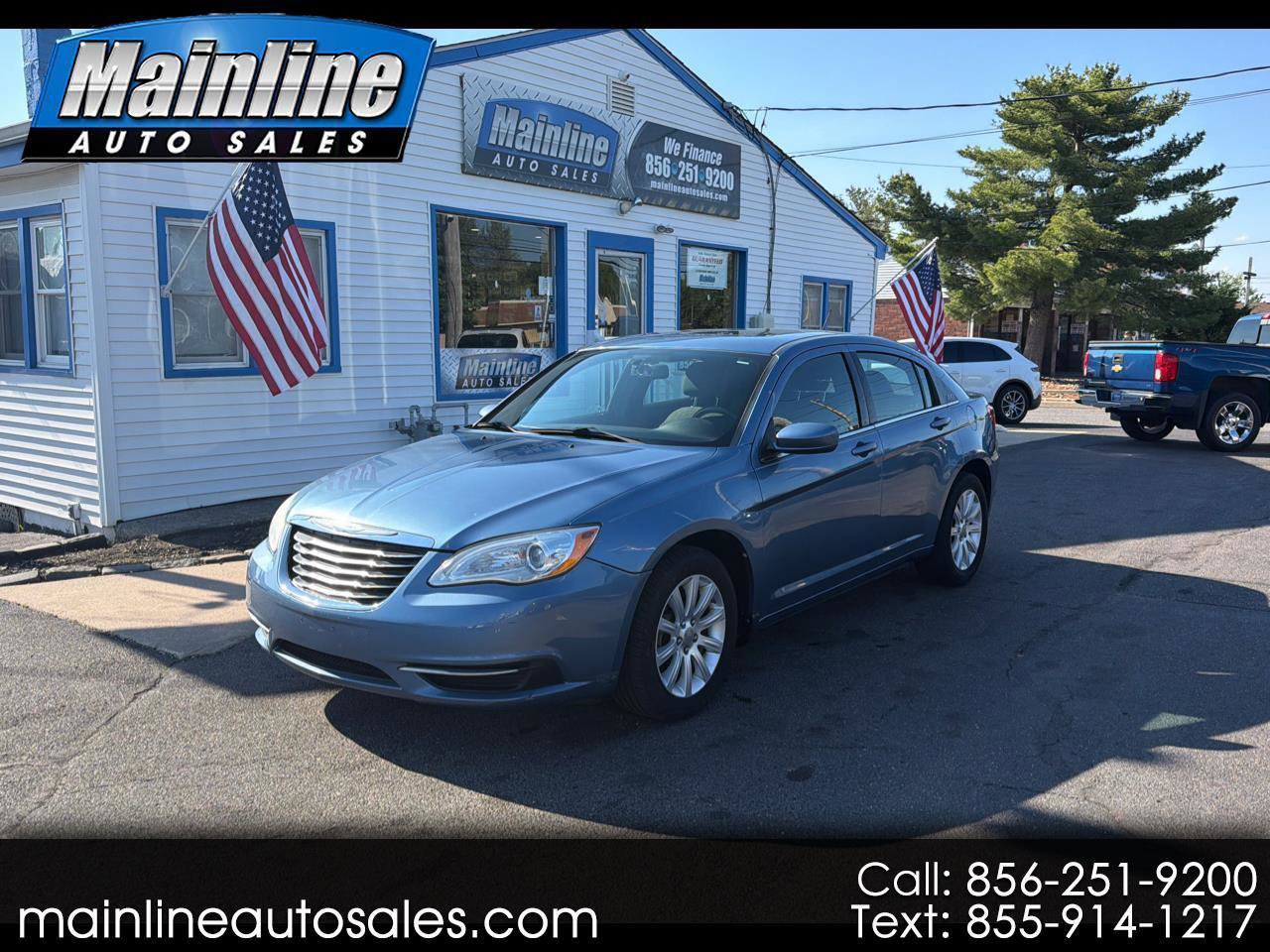 Used 2011 Chrysler 200 Touring FWD image 1