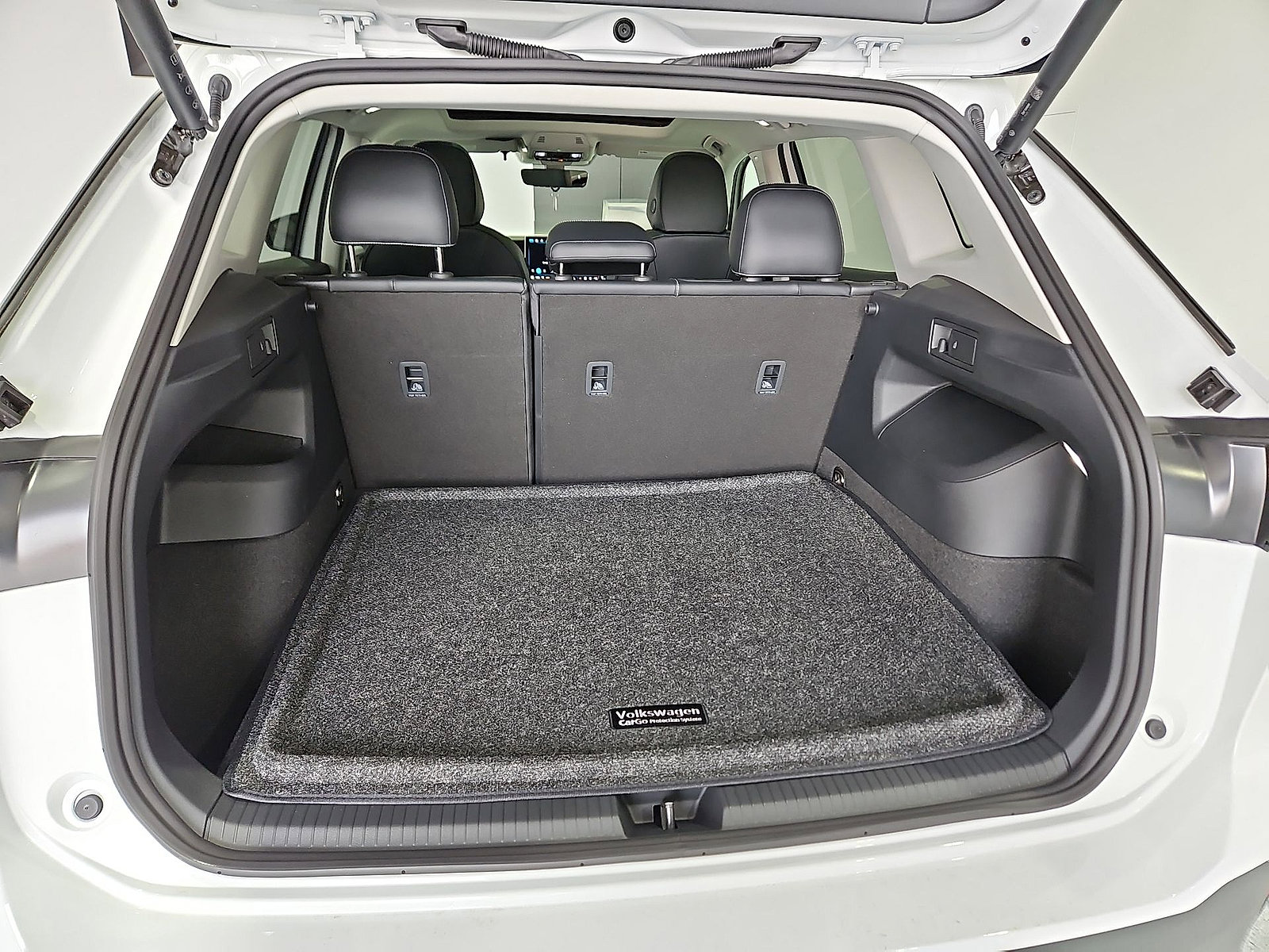 New 2026 Volkswagen Tiguan SE FWD image 13