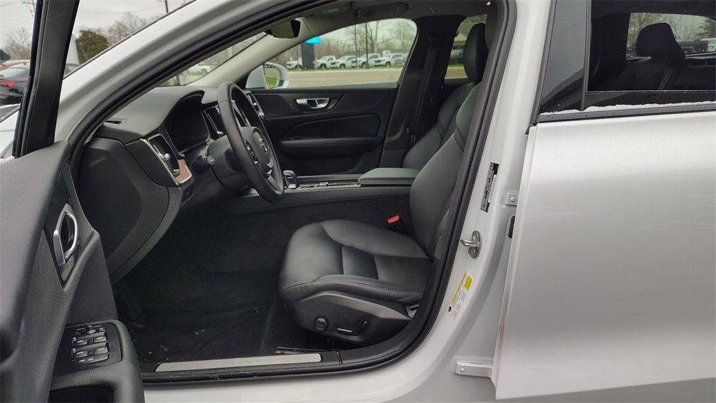 Certified 2025 Volvo V60 B5 Cross Country Plus image 7