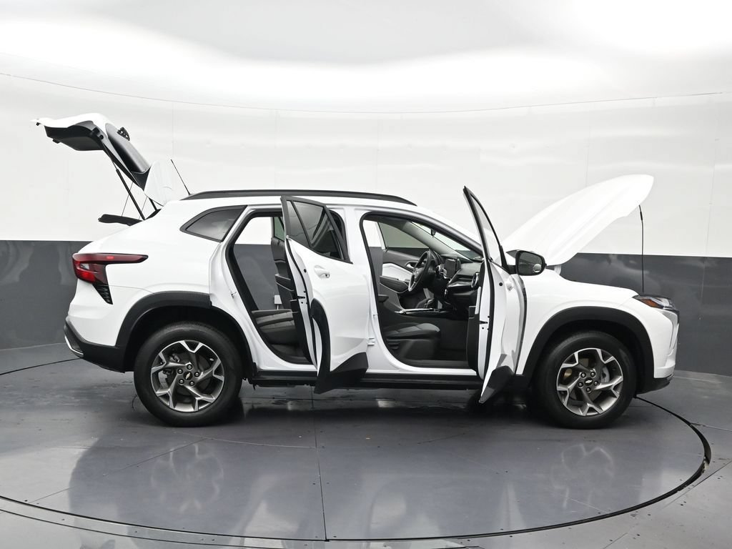 Used 2025 Chevrolet Trax LT FWD image 32
