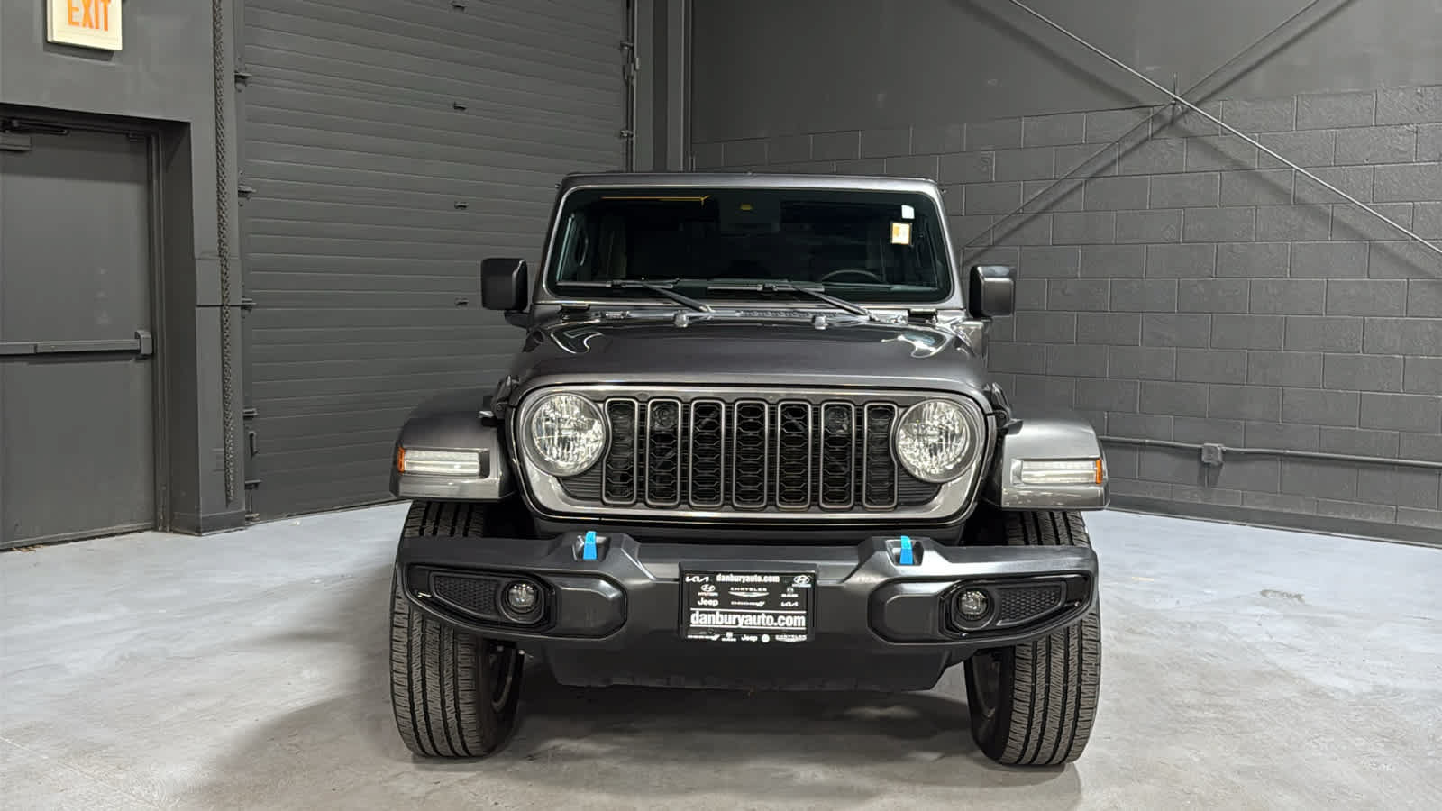 Used 2024 Jeep Wrangler Unlimited w/ Convenience Group AWD/4WD image 2