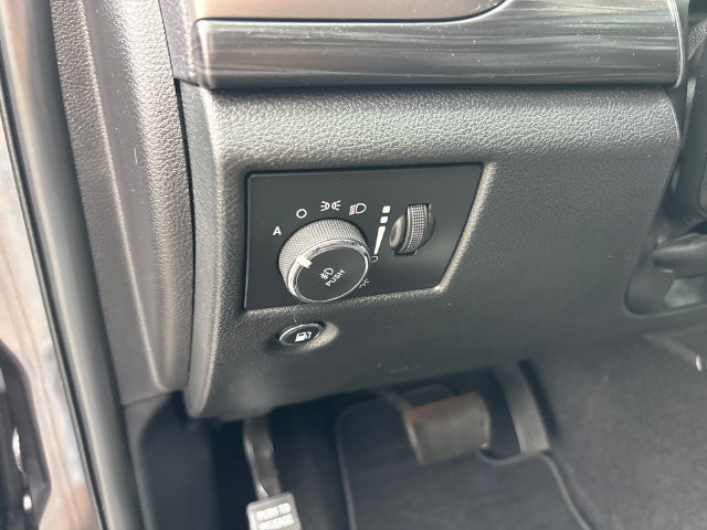 Used 2019 Jeep Grand Cherokee Laredo AWD/4WD image 14