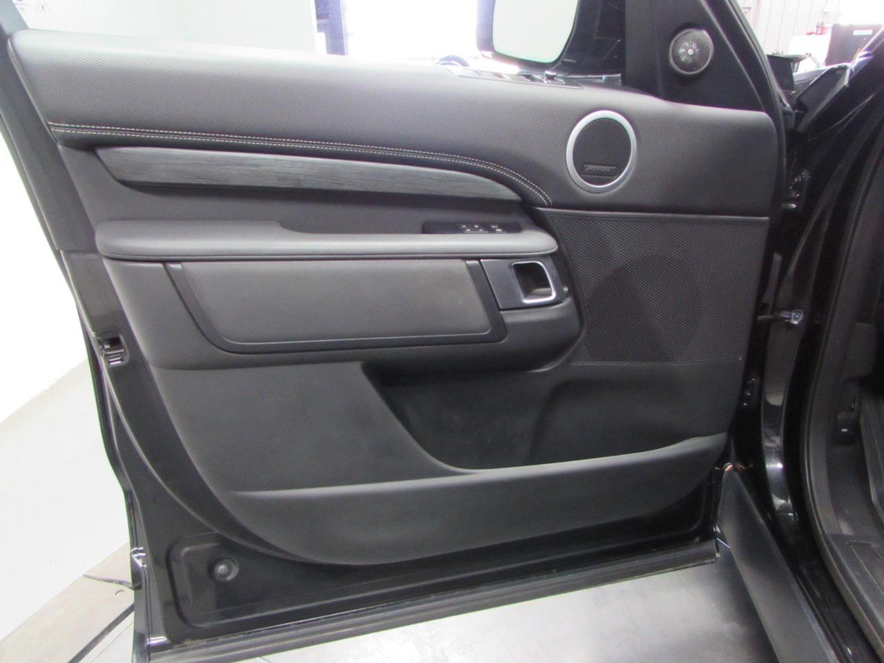 Used 2022 Land Rover Discovery S R-Dynamic image 12