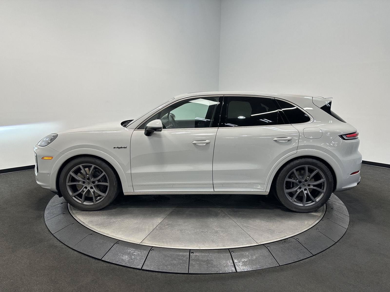 Certified 2025 Porsche Cayenne Turbo AWD/4WD image 3