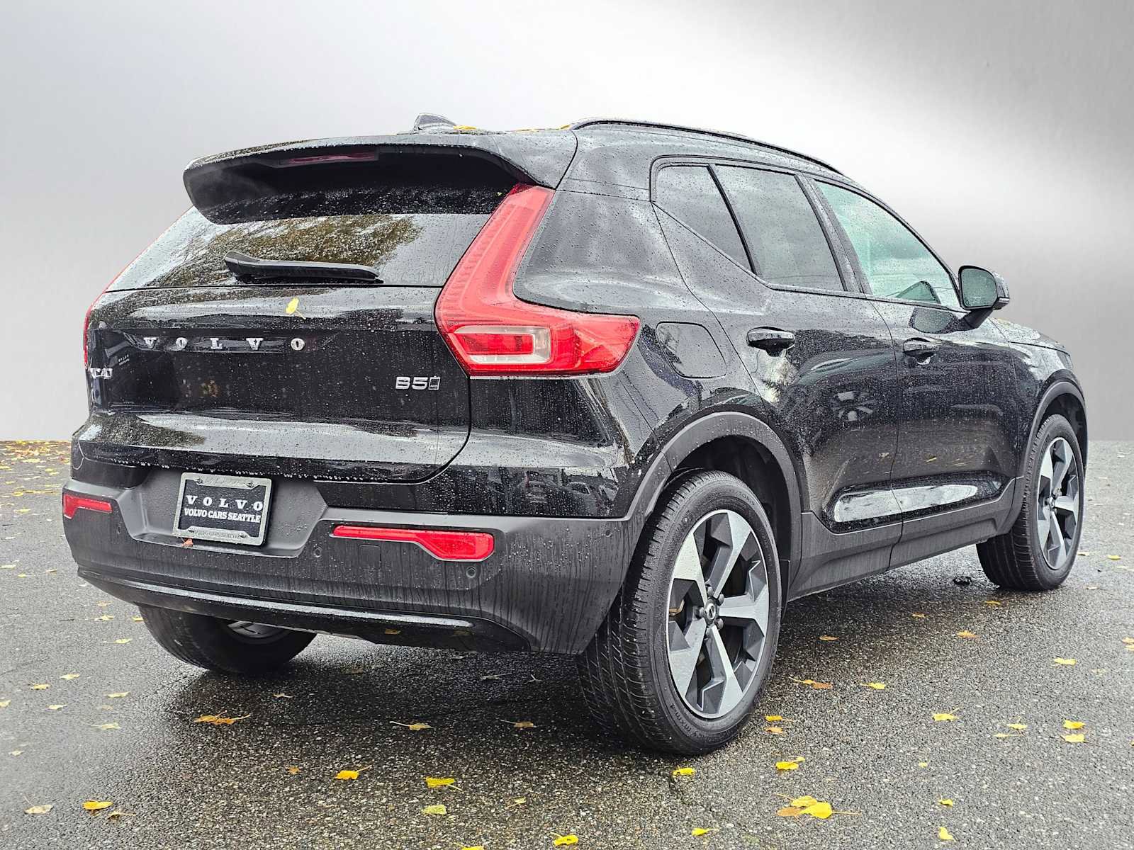Certified 2025 Volvo XC40 B5 Plus image 3