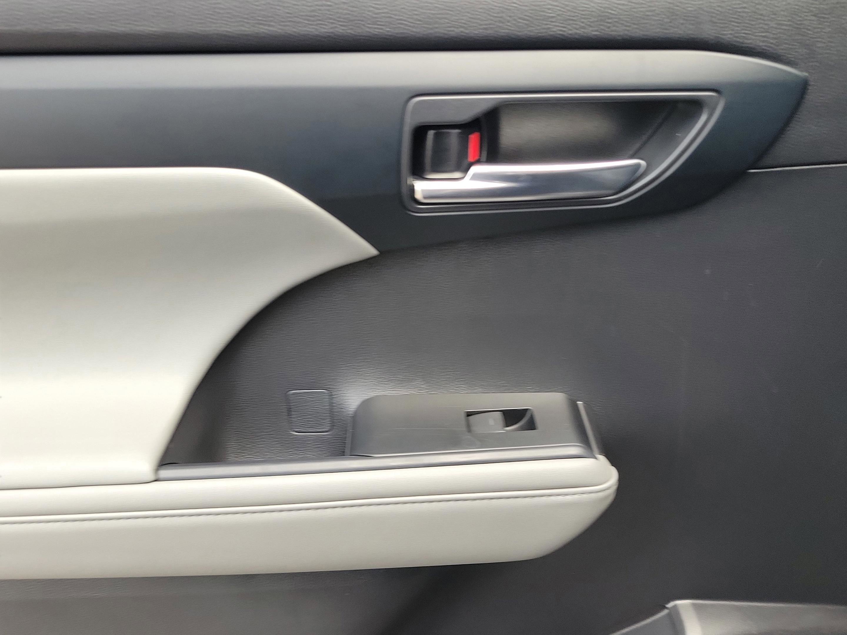 Used 2023 Toyota Highlander XLE image 5