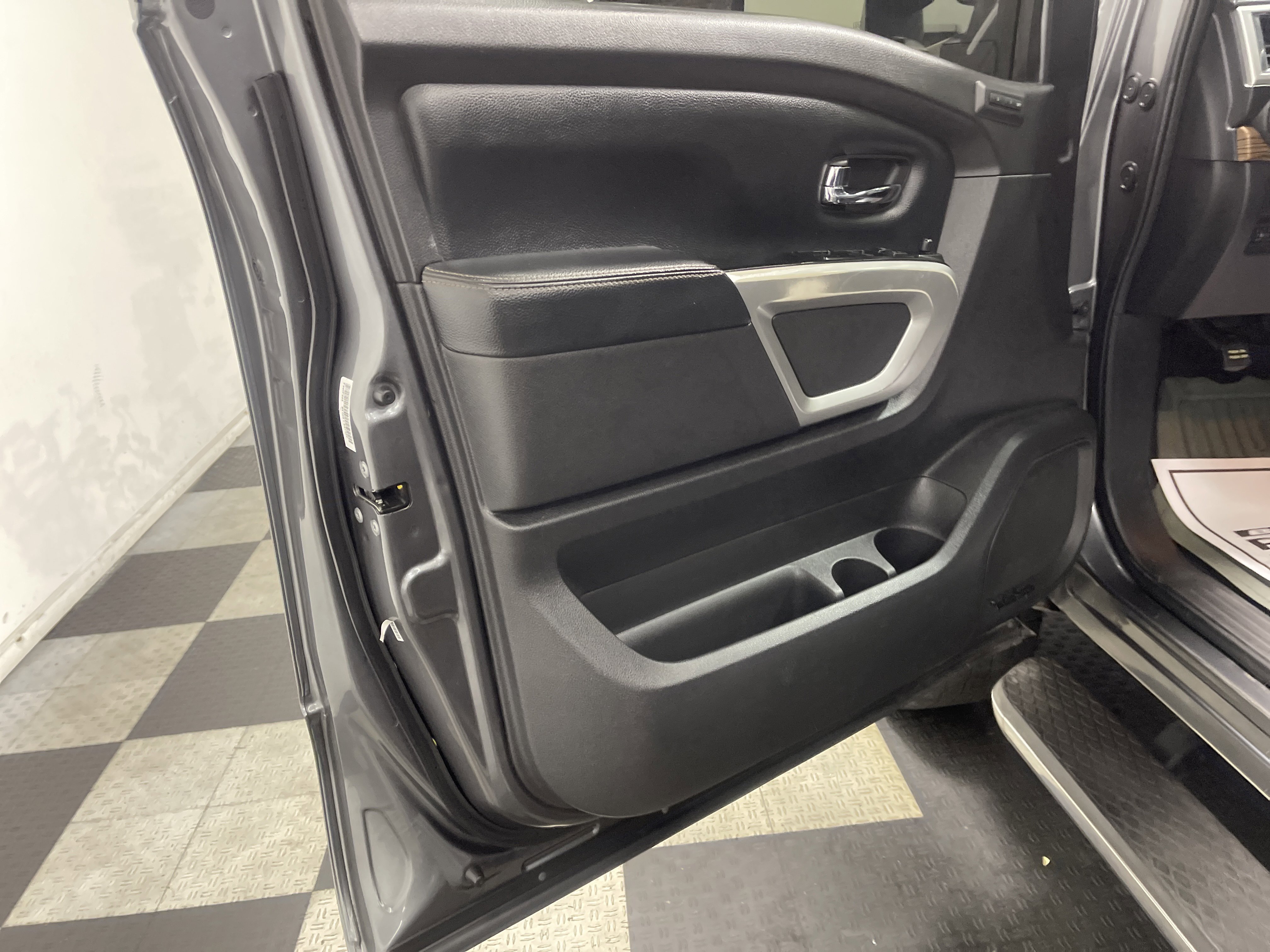 Used 2016 Nissan Titan SL AWD/4WD image 10