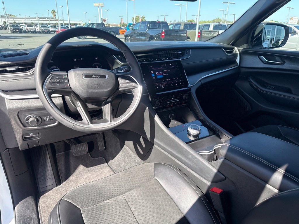 Certified 2025 Jeep Grand Cherokee Altitude AWD/4WD image 18