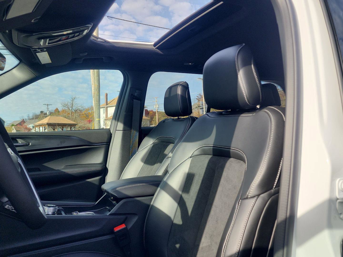 New 2025 Jeep Grand Cherokee Altitude image 12