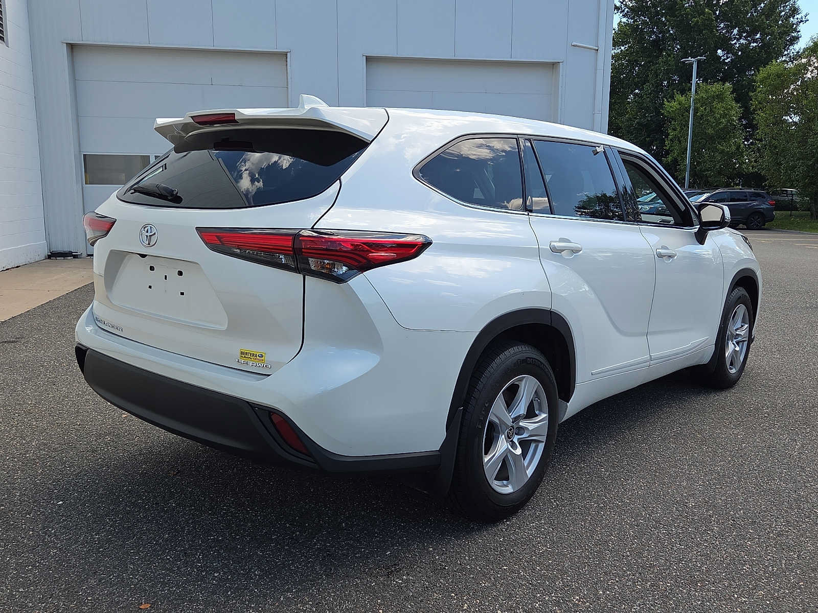 Used 2021 Toyota Highlander LE AWD/4WD image 6