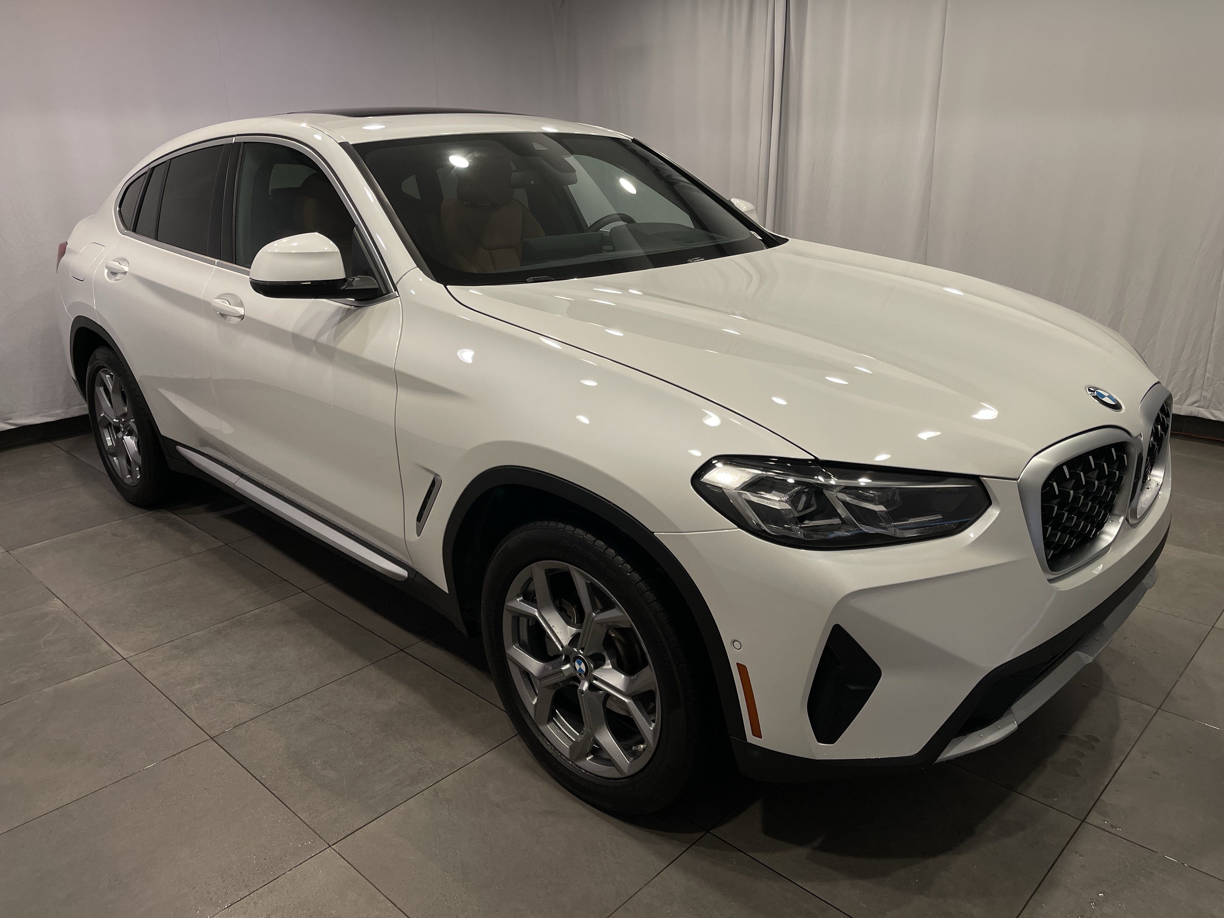 Used 2025 BMW X4 xDrive30i AWD/4WD image 3