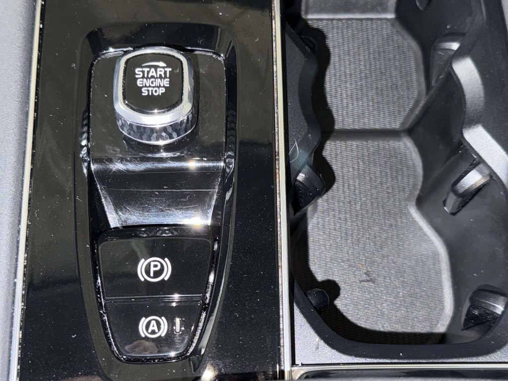 Used 2025 Volvo XC90 B6 Plus image 24