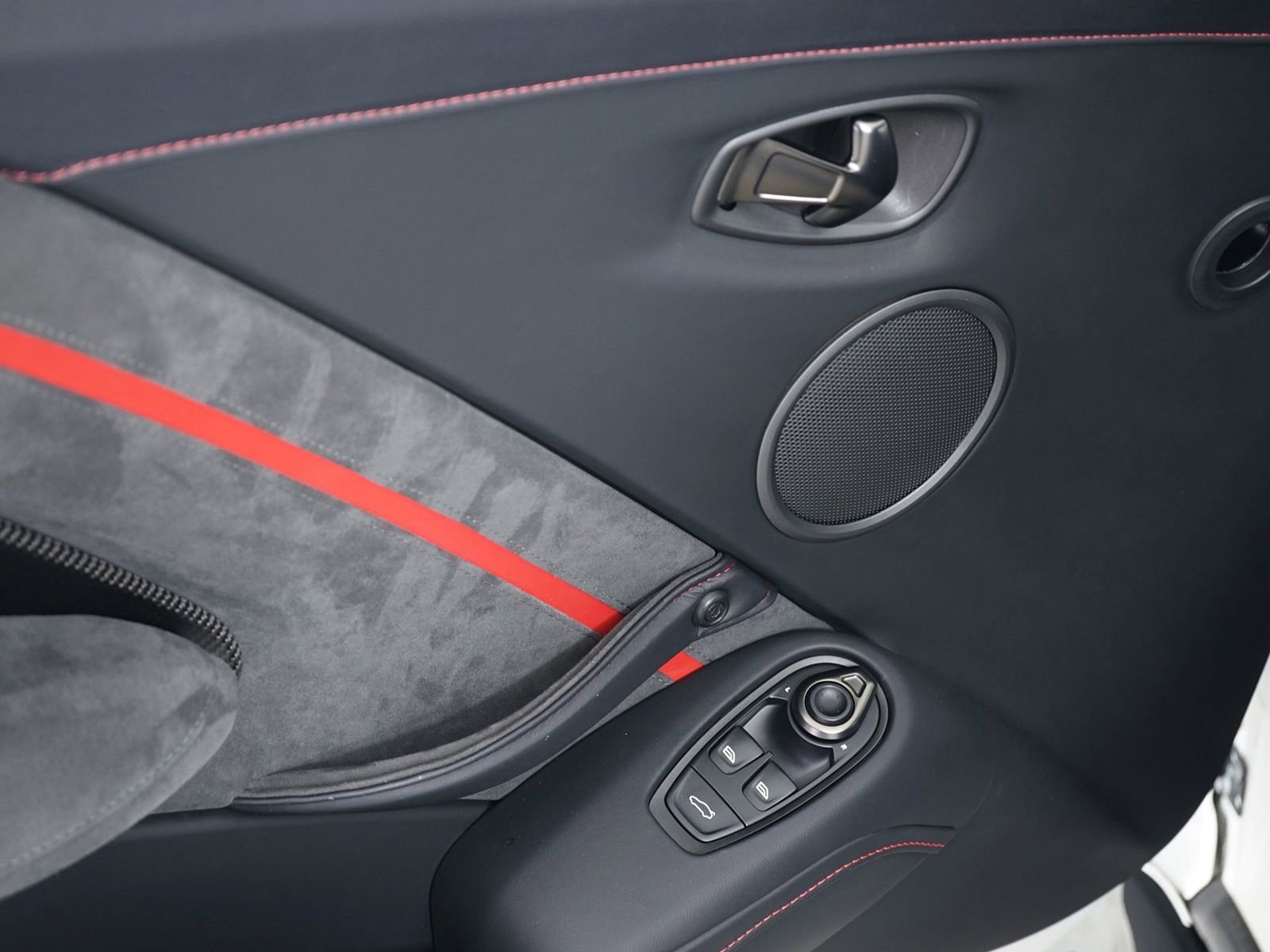 Used 2023 Aston Martin V8 Vantage Coupe RWD image 30