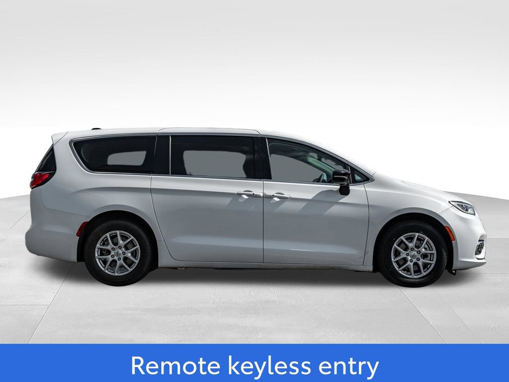 Used 2024 Chrysler Pacifica Touring-L FWD image 8