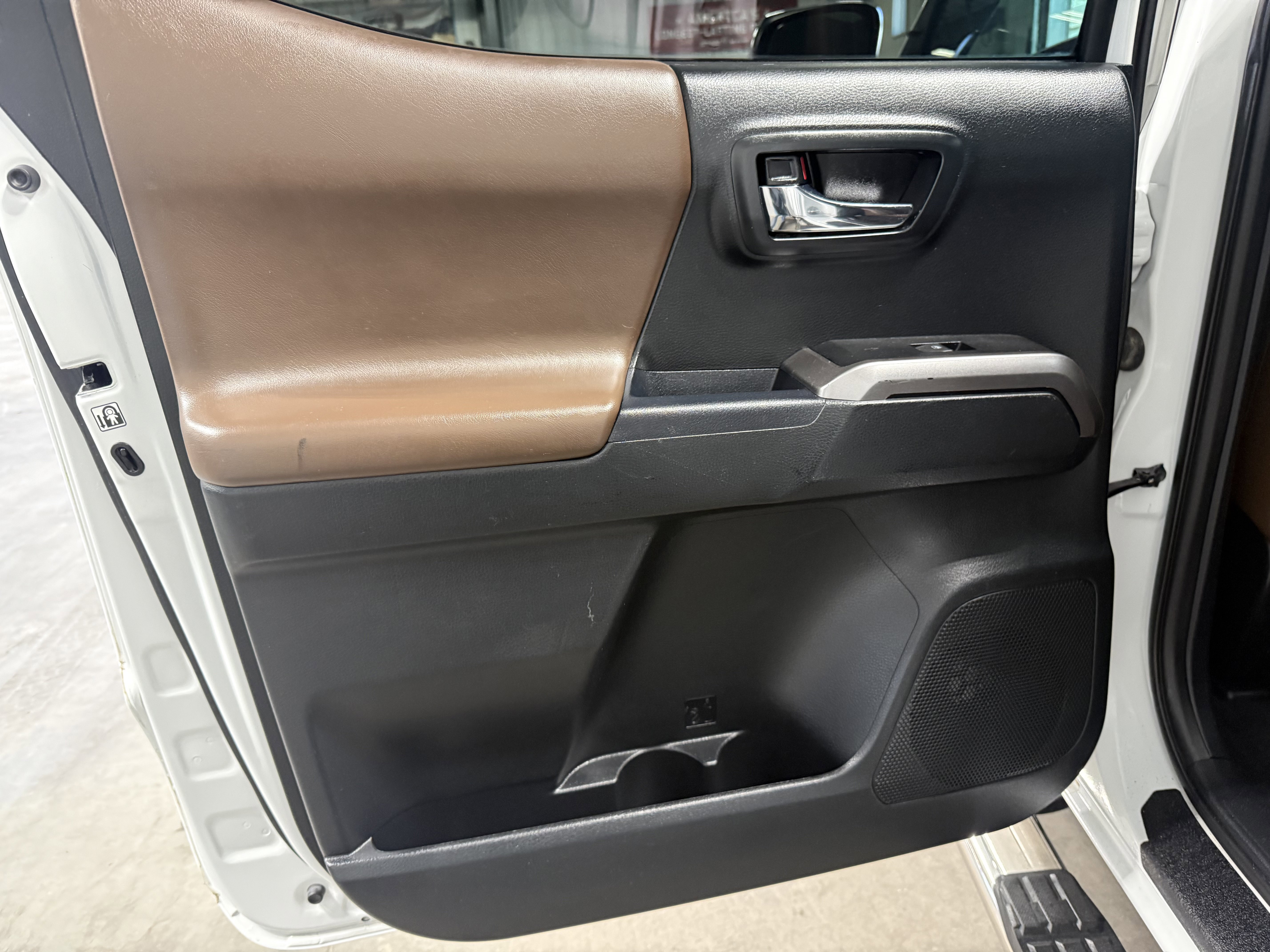 Used 2018 Toyota Tacoma Limited image 16