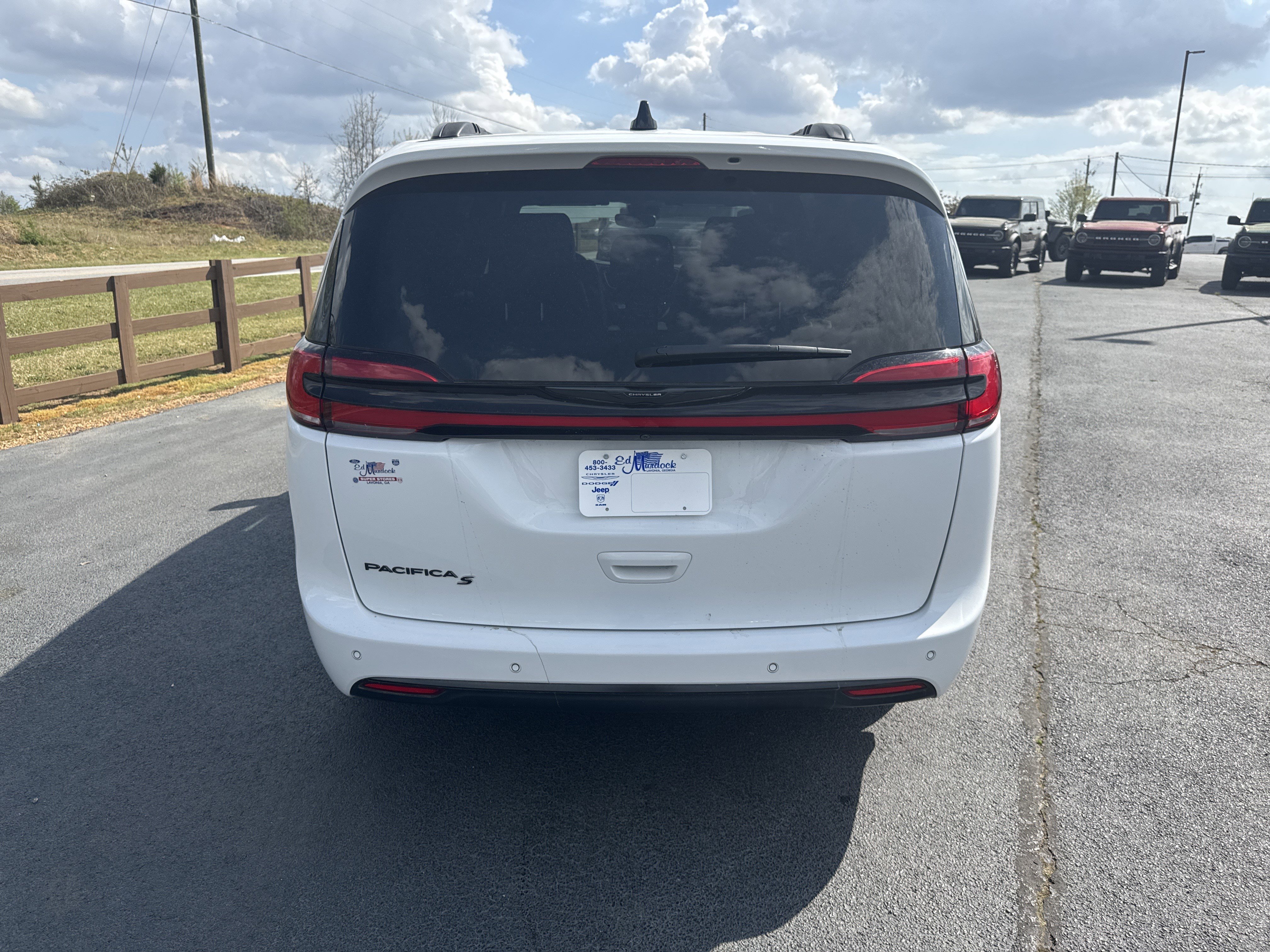 Used 2024 Chrysler Pacifica Touring-L w/ S Appearance Package image 12