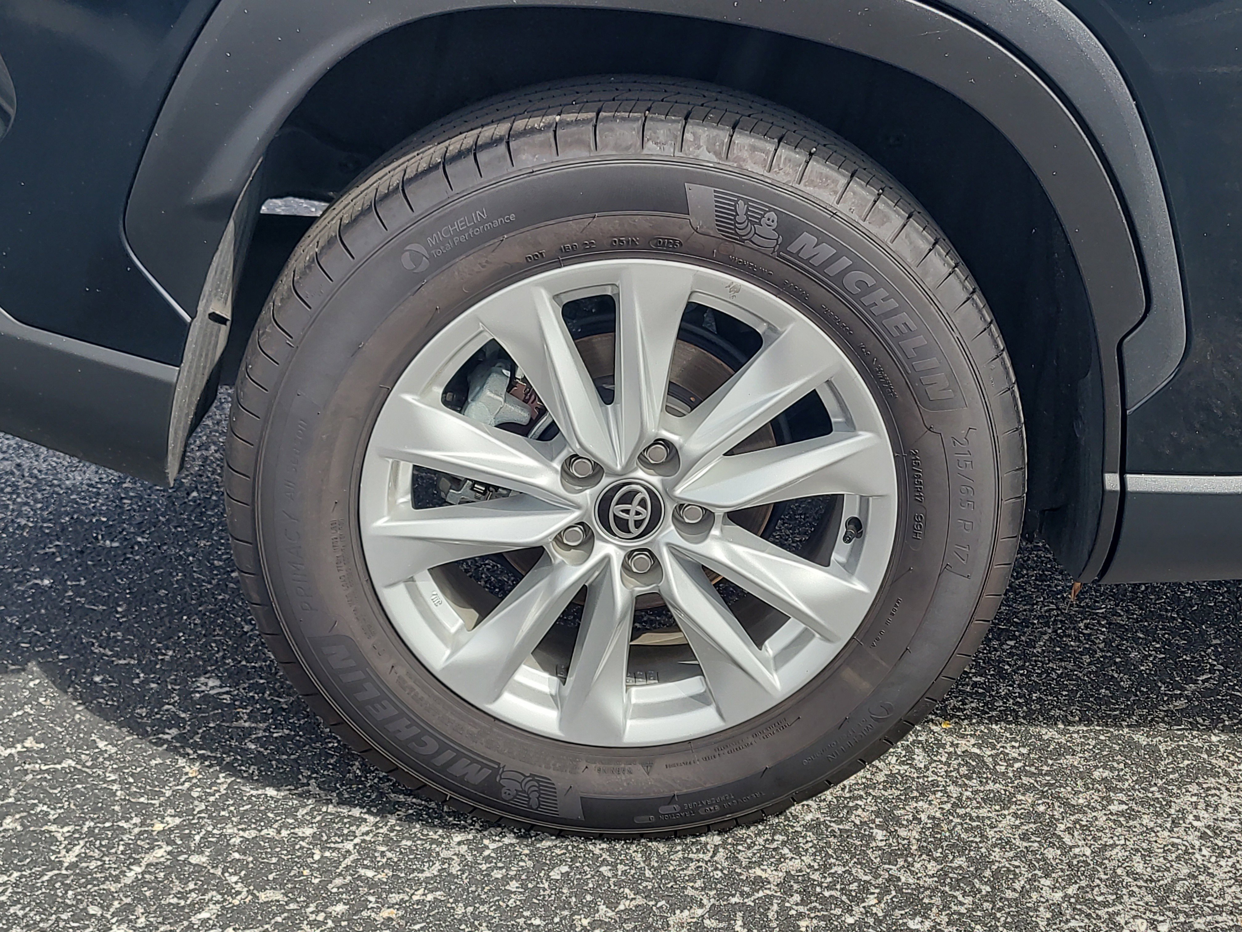 Used 2025 Toyota Corolla Cross LE image 9