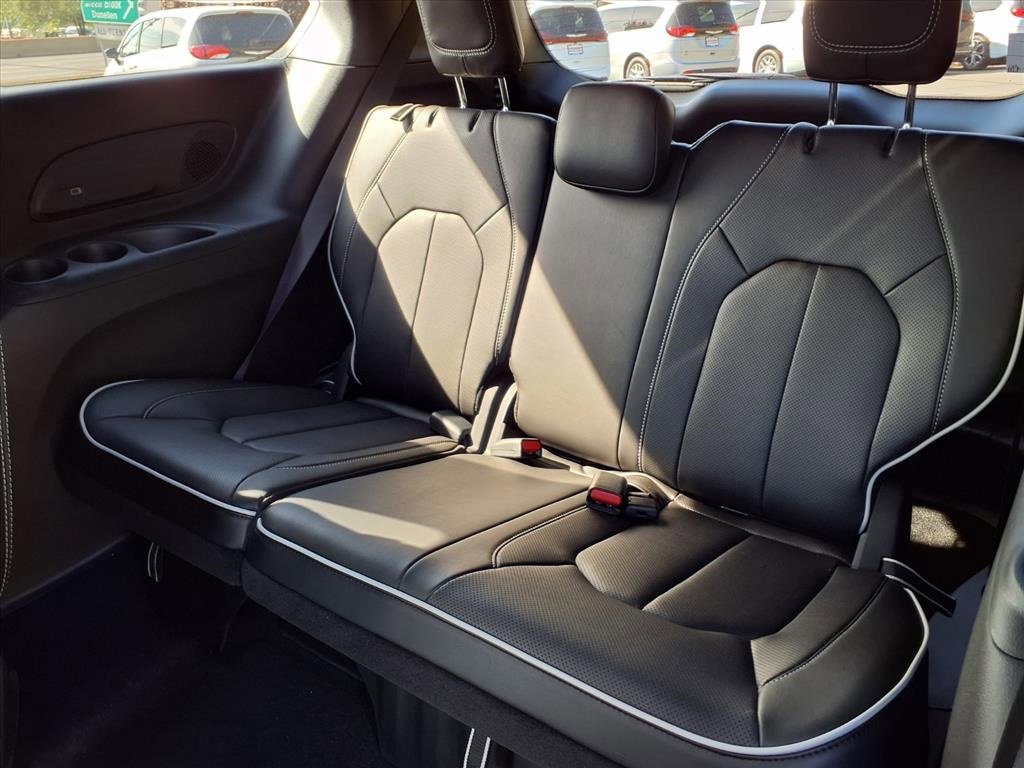 New 2026 Chrysler Pacifica Limited image 7