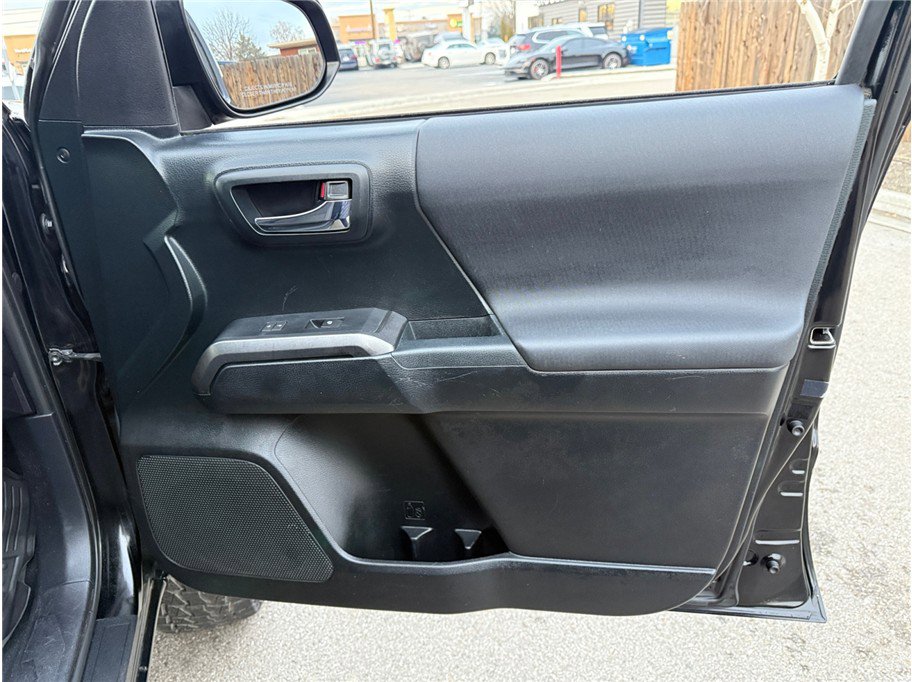 Used 2016 Toyota Tacoma TRD Sport w/ Towing Package AWD/4WD image 39