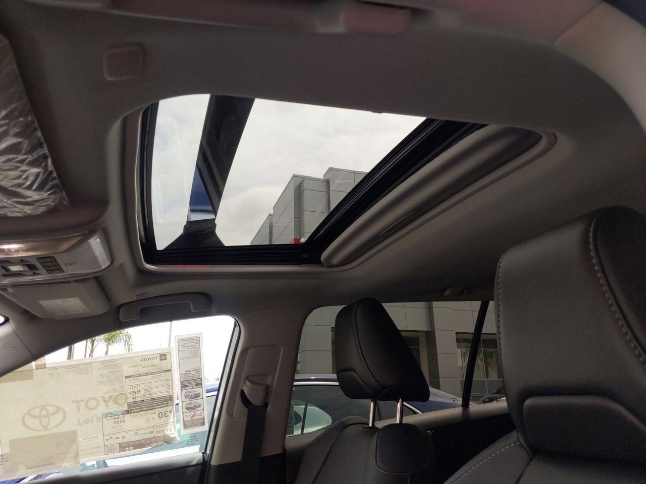 Used 2023 Toyota RAV4 XLE Premium image 16