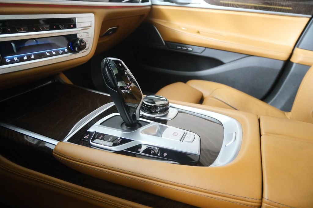 Used 2022 BMW 740i xDrive w/ M Sport Package AWD/4WD image 25