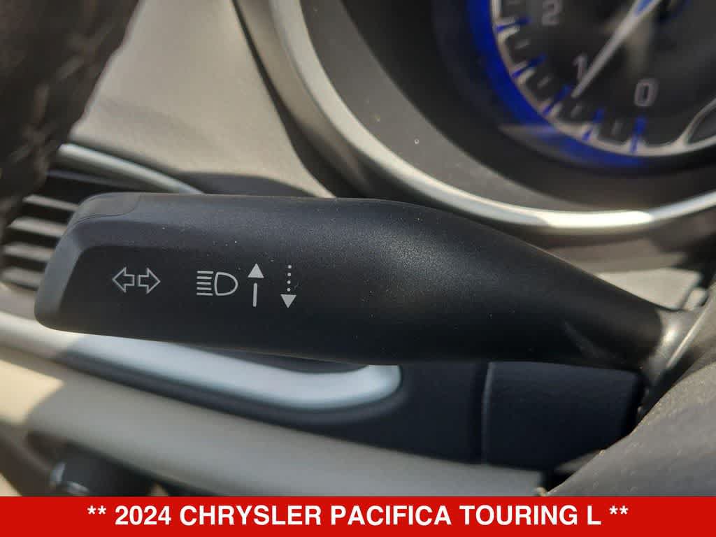 Used 2024 Chrysler Pacifica Touring-L FWD image 25