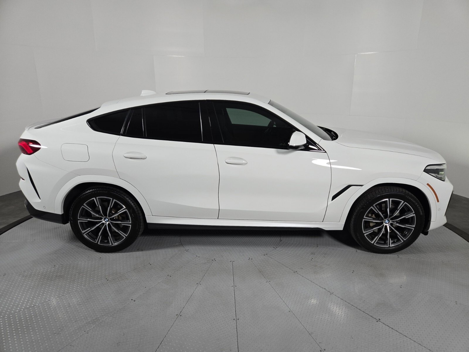 Used 2023 BMW X6 xDrive40i w/ M Sport Package image 4