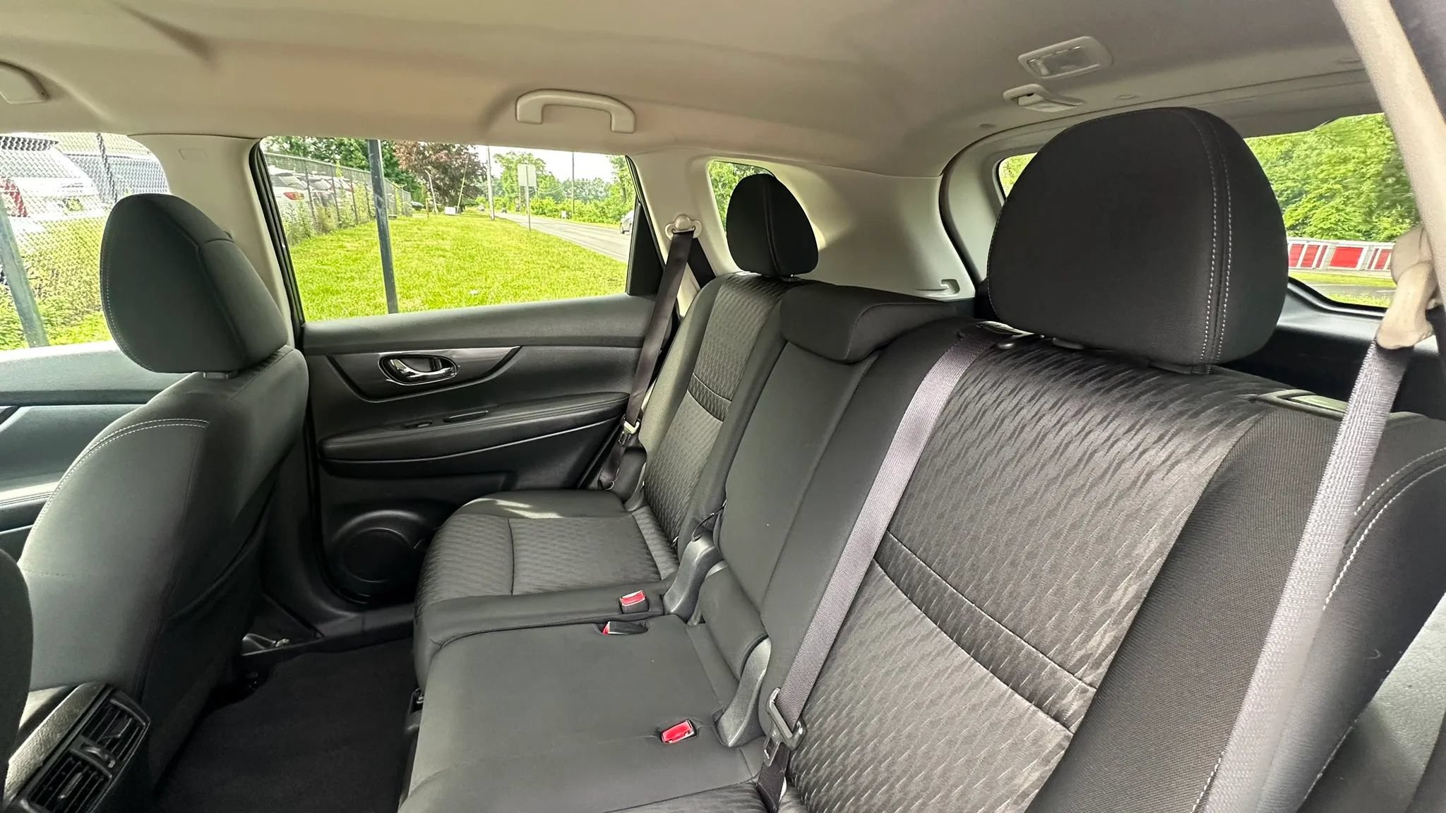 Used 2017 Nissan Rogue SV AWD/4WD image 22